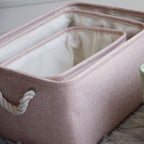 Gros plan du bord et de l’intérieur du panier de rangement pliable rose